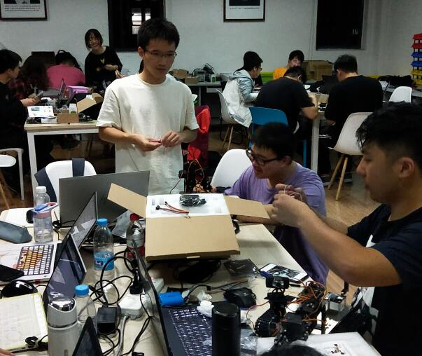 小R機(jī)器人助力成都電子科技大學(xué)開展人工智能實(shí)訓(xùn)課程